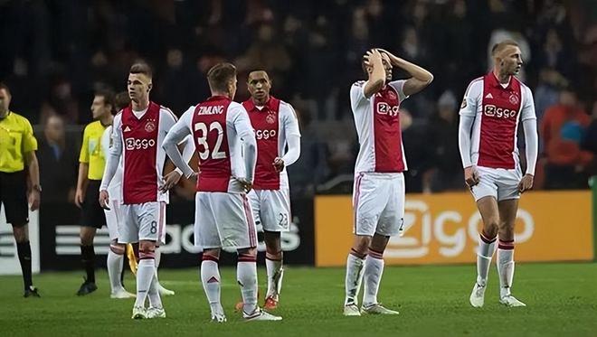 一名游泳奥 一名游泳奥